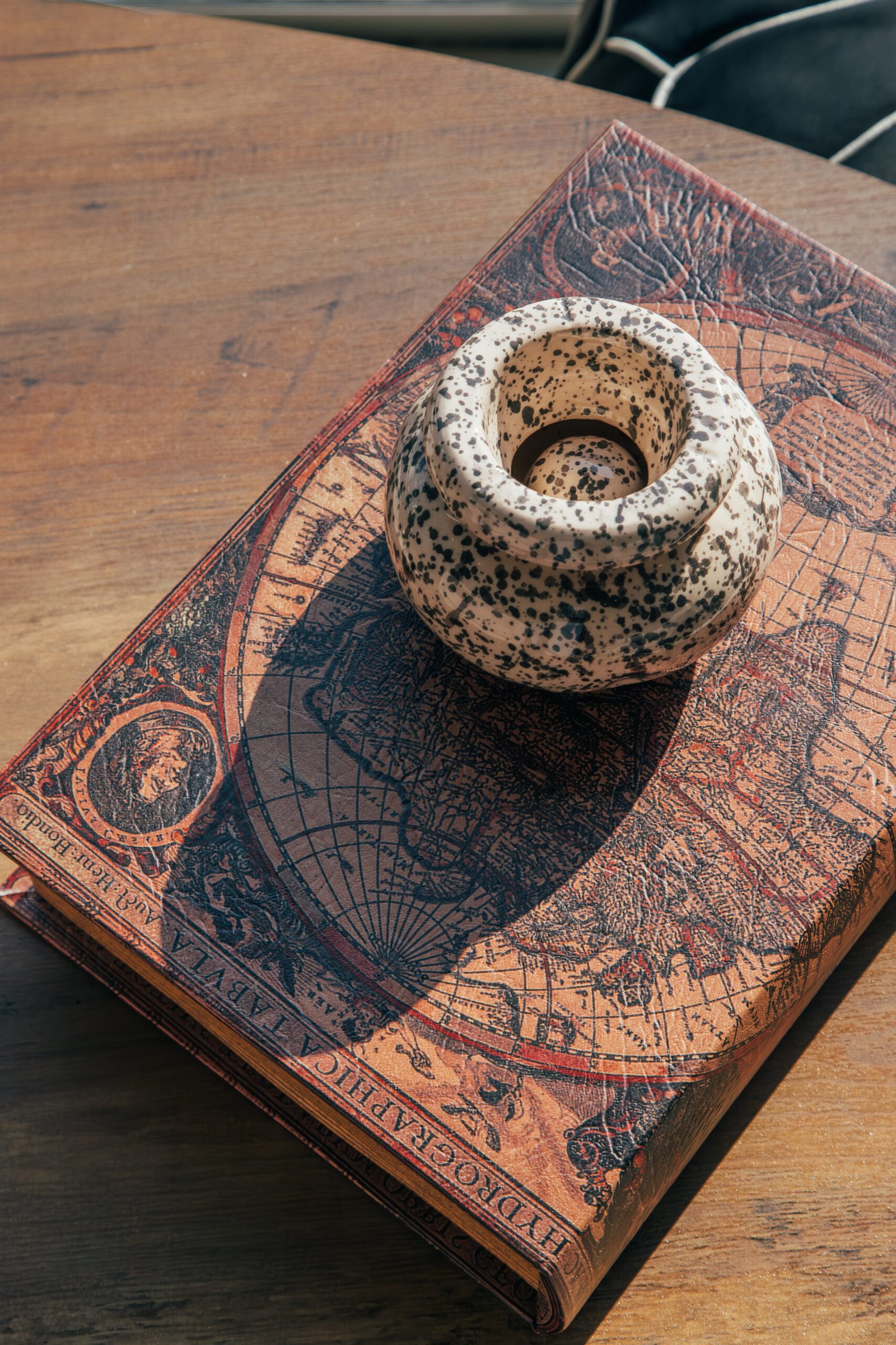 Cenicero Tanit Granito Negro - Serie Meknes - Image 2